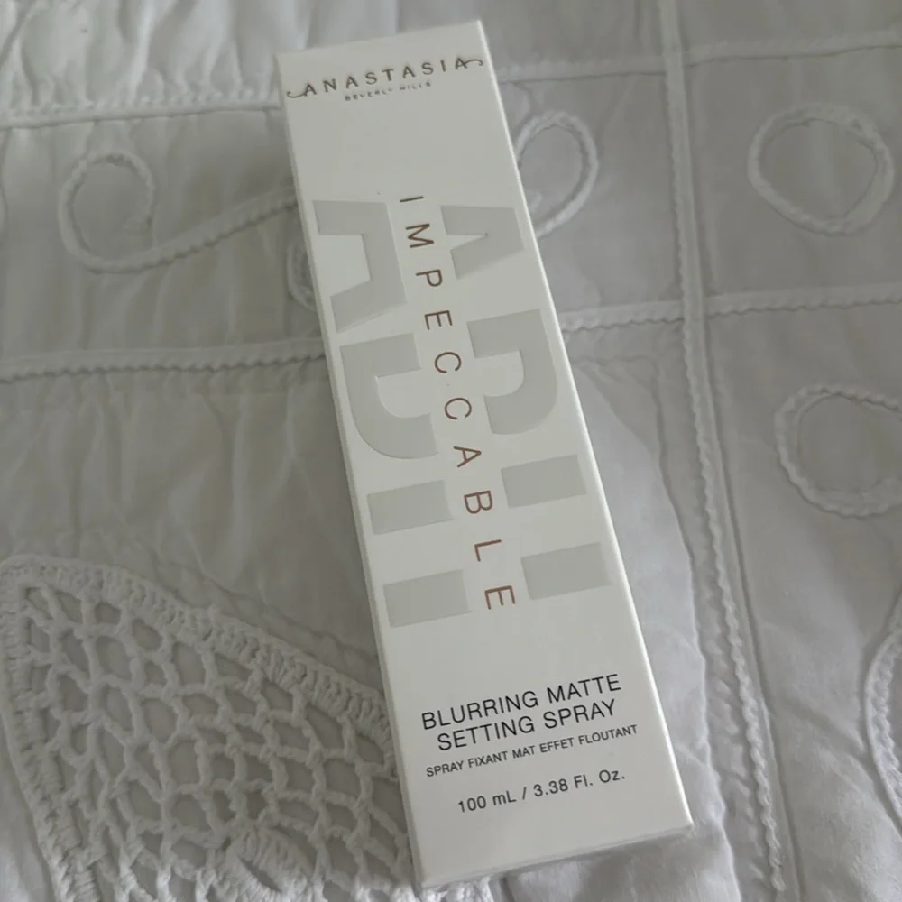 Anastasia Beverly Hills Impeccable 24HR Blurring Matte Setting Spray makeup